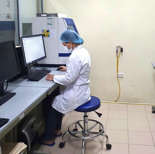 Chị Chu Thị Thủy thực hiện giải trình tự ADN mẫu hài cốt liệt sĩ.