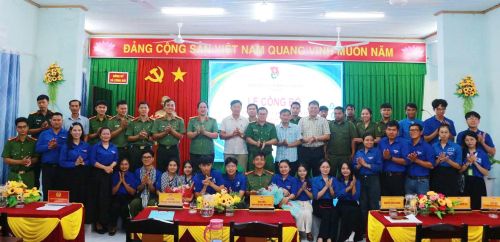  "Đội Thanh niên xung kích vì Nhân dân phục vụ" xã Công Hải. 
