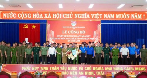  "Đội Thanh niên xung kích vì Nhân dân phục vụ" xã Cam Lâm. 