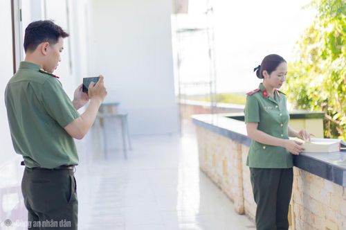 Đại úy Nguyễn Trọng Nhân và Thiếu tá Lý Phương Lam cùng thực hiện video clip chủ đề “Đá Bạc - Bản hùng ca vang mãi”.