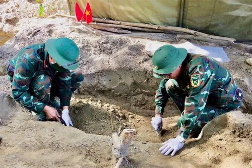 Cán bộ, chiến sĩ Đội Quy tập 584 cẩn trọng tìm kiếm, cất bốc hài cốt liệt sĩ tại khu vực Câu Nhi, xã Nam Hải Lăng, nơi diễn ra trận chiến ác liệt của Tiểu đoàn 6, Trung đoàn 88, Sư đoàn 308 vào tháng 5/1972.