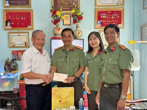 Phòng Công tác chính trị Công an TP Huế đến thăm và tặng quà Anh hùng lực lượng VTND Hoàng Thức Bảo.