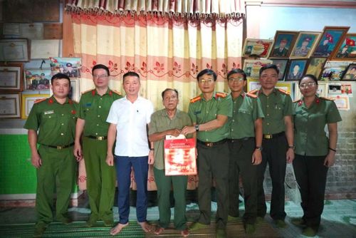 Đại tá Dương Văn Thoan, Phó Giám đốc Công an TP Huế thăm hỏi, tặng quà gia đình chính sách ở xã Long Quảng.