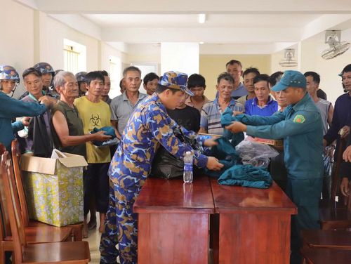 Ban Chỉ huy đảo Đá Tây - Đặc khu Trường Sa hỗ trợ quần áo, lương thực, thực phẩm và cấp thuốc bảo vệ sức khỏe cho 33 ngư dân thoát nạn.