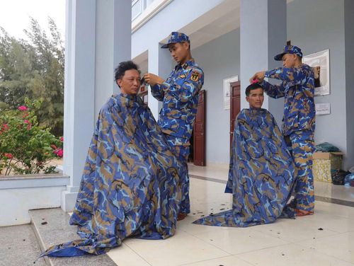Một số ngư dân được cán bộ, chiến sĩ đảo Đá Tây cắt tóc. Ảnh: Thành Vũ - Đình Khải (gửi về từ Đặc khu Trường Sa)