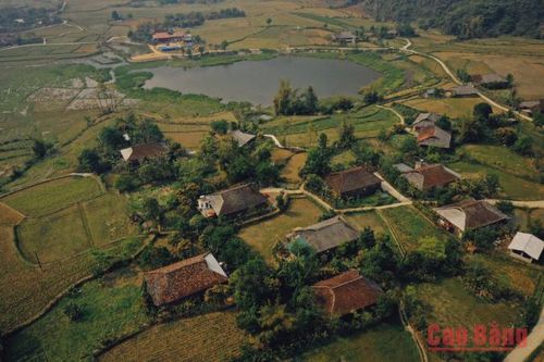 Vẻ đẹp mộc mạc của những nhà sàn mái ngói truyền thống.