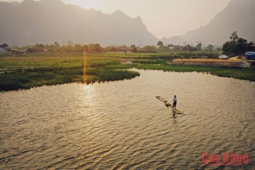 Hồ Thôm Lốm là điểm nhấn cảnh quan, thu hút du khách yêu thích thiên nhiên và trải nghiệm không gian yên bình của vùng cao.