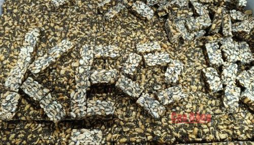 Chỉ với nguyên liệu đơn giản từ đường phên, lạc và Ngà hoóc tạo nên món kẹo dân dã, thơm ngon.