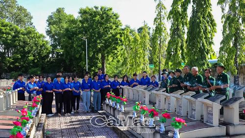 Tưởng nhớ và tri ân các anh hùng liệt sĩ là trách nhiệm và tình cảm của thế hệ hôm nay. (Trong ảnh: Cựu chiến binh và đoàn viên, thanh niên phường An Xuyên viếng Nghĩa trang Liệt sĩ tỉnh).