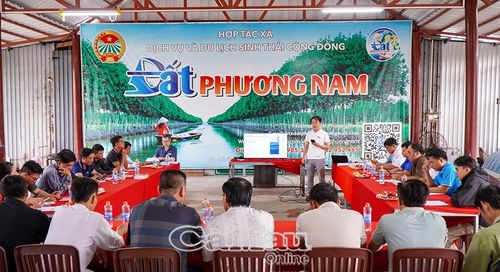 Đông đảo người dân tham dự tập huấn.
