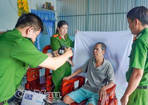 Cán bộ, chiến sĩ hướng dẫn người dân kê khai thông tin, chụp ảnh và thu nhận dấu vân tay phục vụ cấp căn cước.