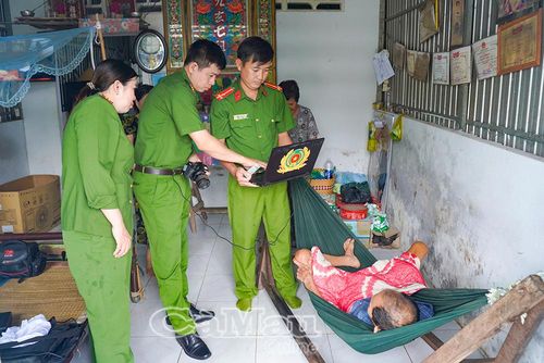 Cán bộ, chiến sĩ linh hoạt hỗ trợ đối với những trường hợp công dân tuổi cao, sức yếu không thể ngồi, đứng theo tư thế thông thường.
