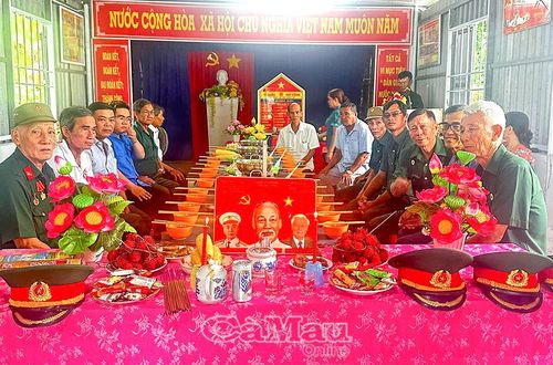 Các cựu chiến binh, thân nhân gia đình liệt sĩ và người dân cùng chuẩn bị mâm cơm tri ân, tại ấp Kinh Hội.