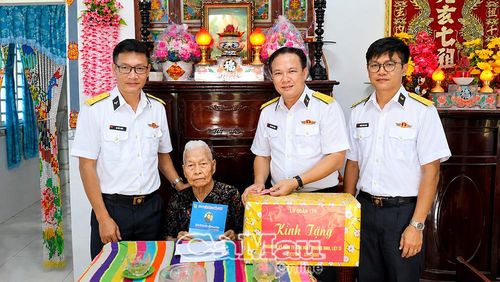 Trung tá Vũ Văn Khương, Phó Chính ủy Lữ đoàn 175, Bộ Tư lệnh Vùng 5 Hải quân (thứ hai từ phải sang), tặng quà Mẹ Việt Nam anh hùng Nguyễn Thị Huôi.