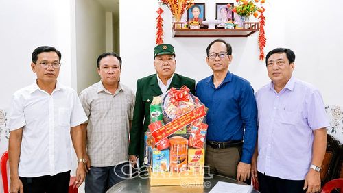 Đoàn thăm, tặng quà thương binh Phạm Công Toản, Ấp 3.