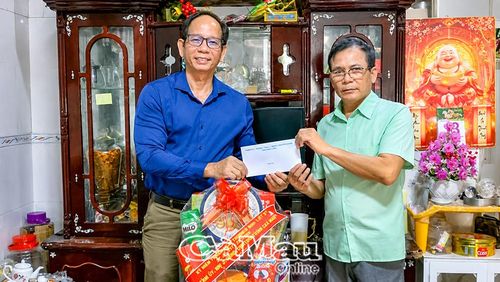 Đồng chí Nguyễn Chí Thiện, Giám đốc Sở Công Thương, tặng quà thương binh Nguyễn Ngọc Tú, Ấp 2.