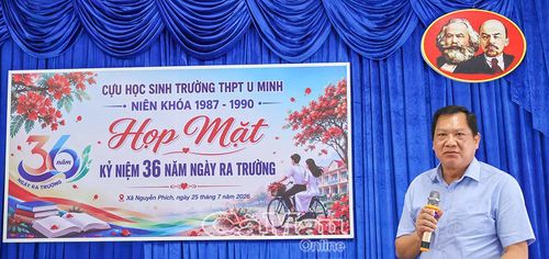 Đồng chí Lâm Văn Bi, Ủy viên Ban Thường vụ Tỉnh ủy, Phó Chủ tịch Thường trực UBND tỉnh, cựu học sinh niên khóa 1987-1990, phát biểu tại buổi họp mặt, chia sẻ những kỷ niệm dưới mái trường THPT U Minh.