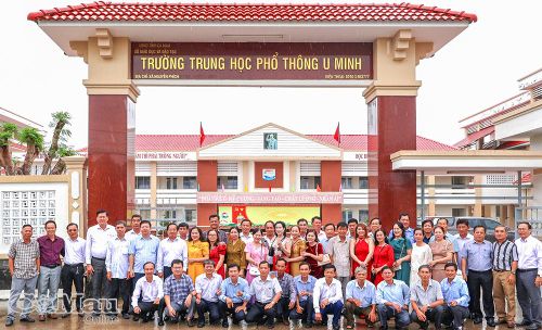 Các cựu học sinh Trường THPT U Minh cùng các thầy, cô giáo chụp ảnh lưu niệm nhân dịp trở về thăm trường xưa sau 36 năm.