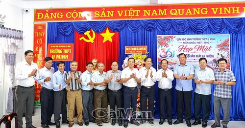 Cựu học sinh niên khóa 1987-1990 Trường THPT U Minh cùng các thầy, cô giáo đã nghỉ hưu chụp ảnh lưu niệm nhân buổi họp mặt.