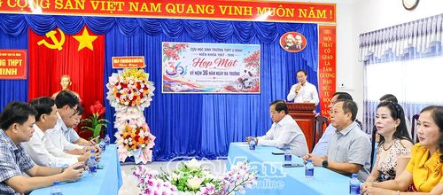 Các đại biểu, thầy cô giáo và cựu học sinh niên khóa 1987-1990 tham dự họp mặt kỷ niệm 36 năm ngày ra trường.
