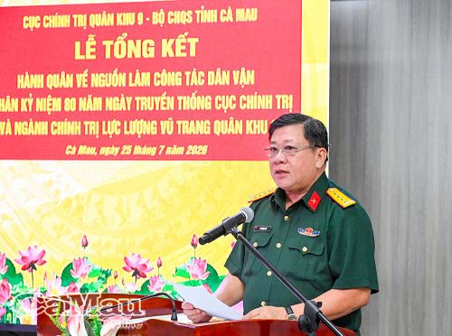 Đại tá Lê Hoàng Giữ, Phó Chủ nhiệm Chính trị Quân khu 9 phát biểu tại buổi tổng kết.