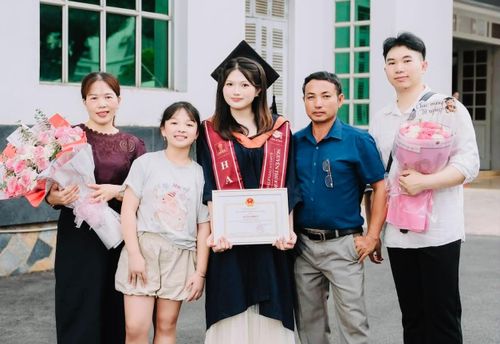 Thùy Dương bên gia đình.