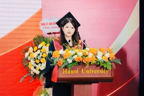 Nữ thủ khoa đại diện sinh viên phát biểu tại lễ tốt nghiệp.