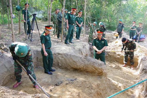 Lãnh đạo Bộ Chỉ huy Quân sự tỉnh Quảng Trị kiểm tra, động viên cán bộ, nhân viên Đội 584, Đội 589 cùng các lực lượng đang thực hiện nhiệm vụ tìm kiếm, quy tập hài cốt liệt sĩ tại khu vực Câu Nhi.