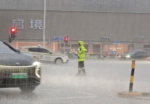 Cảnh sát điều tiết giao thông dưới cơn mưa trắng trời ở Thượng Hải, ngày 19/7. (Ảnh: Shangguan)