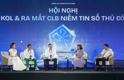 Các đại biểu trao đổi tại Hội nghị “Trọn niềm tin số - Kiế n tạo tương lai”. Ảnh Tiến Kim