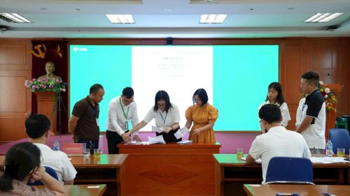 Phiên đấu giá quyền sử dụng đất tại Khu xứ đồng Sau Chùa (X8), phường Yên Nghĩa diễn ra công khai, minh bạch, đúng quy định của pháp luật. Ảnh: PT