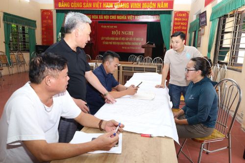 Bà Đào Thị Hồng, người dân tổ dân phố Phú Hoàng Giáp (phường Chương Mỹ) đến nhà văn hóa địa phương để cập nhật dữ liệu đất đai. Ảnh: Kim Nhuệ