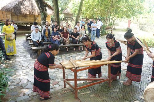 Nếu được khai thác hợp lý, Làng Văn hóa - Du lịch các dân tộc Việt Nam không chỉ là địa điểm tổ chức các giải thể thao lớn mà còn trở thành điểm đến độc đáo. Ảnh Đình Bảo