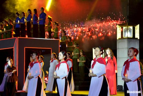 Các tiết mục nghệ thuật xuyên suốt trong chương trình góp phần tạo mạch nối cảm xúc, mở ra không gian tri ân với bản mashup "Giai điệu Tổ quốc" - "Màu hoa đỏ" và khép lại bằng khát vọng tương lai trong "Viết tiếp câu chuyện hòa bình".
