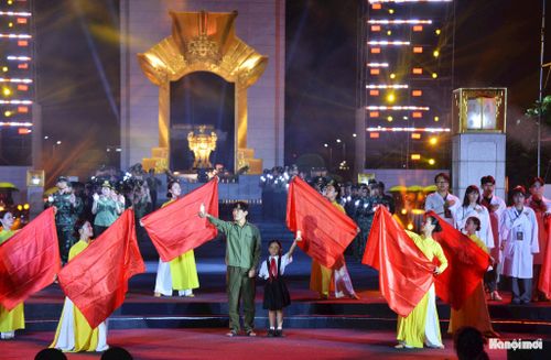 Bên cạnh sự tham gia của nhiều nghệ sĩ nổi tiếng, điểm nhấn của chương trình là sự xuất hiện của các cựu chiến binh, thương binh, bệnh binh và những người lính đang trực tiếp thực hiện nhiệm vụ rà phá bom mìn, tìm kiếm, quy tập hài cốt liệt sĩ.