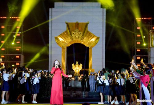 Chương trình được xây dựng như một dòng chảy cảm xúc xuyên suốt, kết nối quá khứ với hiện tại bằng âm nhạc, những kỷ vật và đặc biệt là những câu chuyện có thật, những cuộc "gặp gỡ", "đoàn tụ" sau hàng chục năm ngay trên sân khấu. "Những người chưa bao giờ khuất", "Mệnh lệnh trái tim - Chiến dịch 500 ngày đêm" và "Trả lại tên cho các anh" là ba chương trong cầu truyền hình Sao sáng dẫn đường.