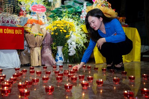 Những ngọn nến đã được thắp lên, mang theo lòng thành kính và biết ơn vô hạn của thế hệ hôm nay đối với những người đã ngã xuống vì Tổ quốc. Ảnh: Phạm Mạnh