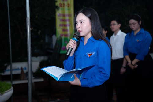 Đồng chí Nguyễn Hồng Anh, Bí thư Đoàn TNCS Hồ Chí Minh phường thay mặt thế hệ trẻ gửi lời tri ân tới những thế hệ đi trước. Ảnh: Phạm Mạnh