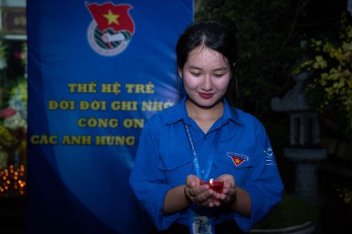 Những ngọn nến thắp lên hôm nay không chỉ là sự tri ân quá khứ mà còn là ánh sáng soi đường tương lai, sự kết nối giữa quá khứ, hiện tại với tương lai. Ảnh: Phạm Mạnh