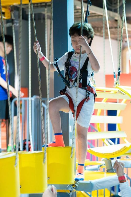 Con trai Tuấn Hưng khéo léo trong trò vận động.