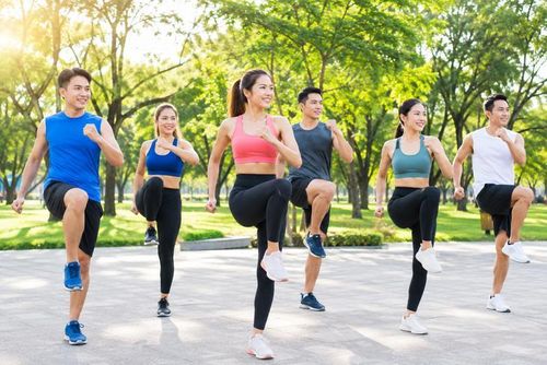 Vận động thường xuyên là thói quen hàng đầu giúp cải thiện tuổi thọ. Nguồn: Ảnh AI