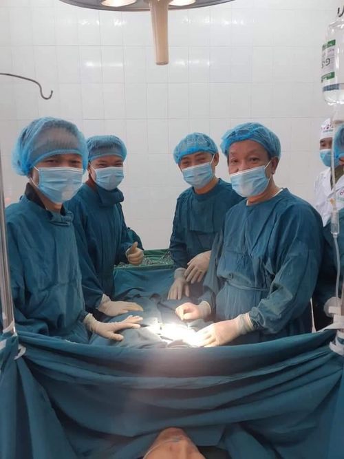 BSCK1 Lê Văn Danh (thứ 3 từ trái qua) tham gia kíp phẫu thuật thực hiện thành công ca phẫu thuật cấp cứu người bệnh viêm ruột thừa tại đảo Cồn Cỏ - Ảnh nhân vật cung cấp.