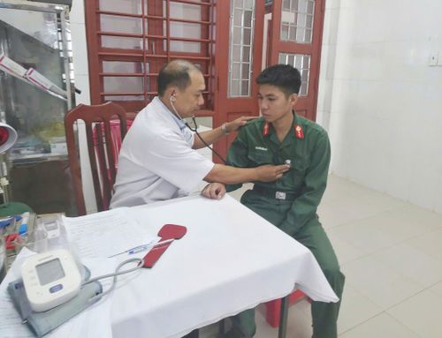 BSCK1 Lê Văn Danh khám sức khỏe bộ đội của đơn vị đang đóng quân ở đặc khu Cồn Cỏ - Ảnh nhân vật cung cấp.