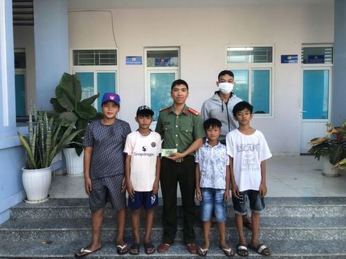 4 em học sinh nhặt được tiền đến trình báo và giao nộp cho Công an xã Phước Dinh. Ảnh: CAKH.