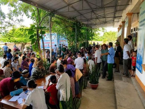Đông đảo người dân tham gia chương trình khám sàng lọc bệnh hô hấp miễn phí do Bệnh viện Phổi Nghệ An tổ chức tại địa phương. ẢNH: B.V