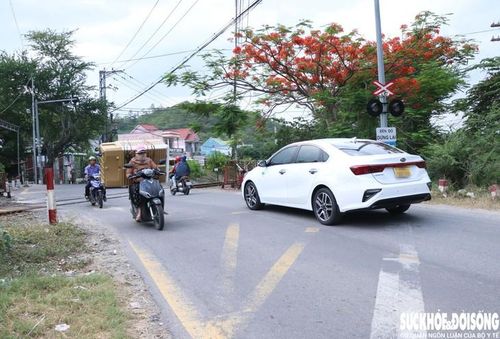 Tại một vị trí giao cắt với đường dân sinh và đường sắt, tầm nhìn bị hạn chế nên chỉ cần người điều khiển phương tiện thiếu quan sát là rất dễ xảy ra va chạm. Ảnh: Duy Ngọc.