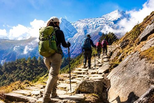 Trekking mang đến cơ hội thay đổi không gian liên tục, nhờ đó người tập không cảm thấy nhàm chán. Ảnh AI.