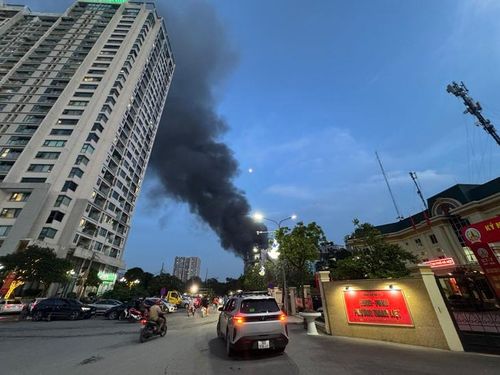 Theo 1 số nhân chứng có mặt tại hiện trường, đám cháy bùng phát từ cuối giờ chiều 25/7 và chưa có dấu hiệu được kiểm soát, khói đen vẫn tiếp tục bốc cao. (Ảnh Thành Long)