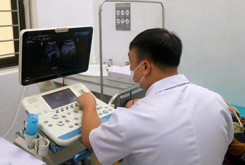 Bác sĩ thực hiện siêu âm cho người dân đến khám tại Trạm Y tế phường Hòa Bình. Ảnh: CDC Phú Thọ.