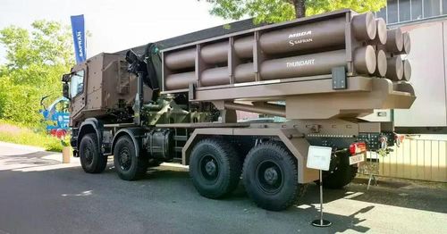 Bộ trưởng Lực lượng Vũ trang Pháp - bà Catherine Vautrin tuyên bố tại Triển lãm Eurosatory 2026 rằng Paris đã lựa chọn hệ thống Thundart, được phát triển chung bởi MBDA và Safran, để thay thế pháo phản lực Lance-Roquettes Unitaire (LRU) đã lỗi thời.